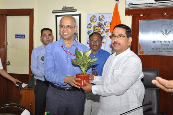 Union Minister of Consumer Affairs, Food and Public Distribution, Shri Pralhad Joshi conducts surprise visit to Food Corporation of India’s head office Union Minister of Consumer Affairs, Food and Public Distribution, Shri Pralhad Joshi conducts surprise visit to Food Corporation of India’s head office