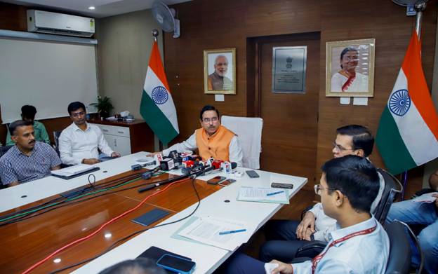 States can buy rice from Food Corporation of India without participating in e-auction for Rs 2,800 per quintal under Open Market Sale Scheme (Domestic): Shri Pralhad Joshi States can buy rice from Food Corporation of India without participating in e-auction for Rs 2,800 per quintal under Open Market Sale Scheme (Domestic): Shri Pralhad Joshi