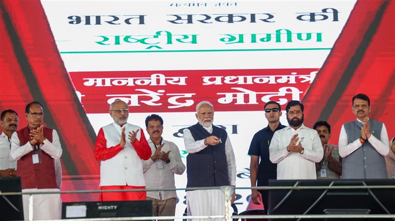 Prime Minister Shri Narendra Modi addresses Lakhpati Didi Sammelan in Jalgaon, Maharashtra Prime Minister Shri Narendra Modi addresses Lakhpati Didi Sammelan in Jalgaon, Maharashtra