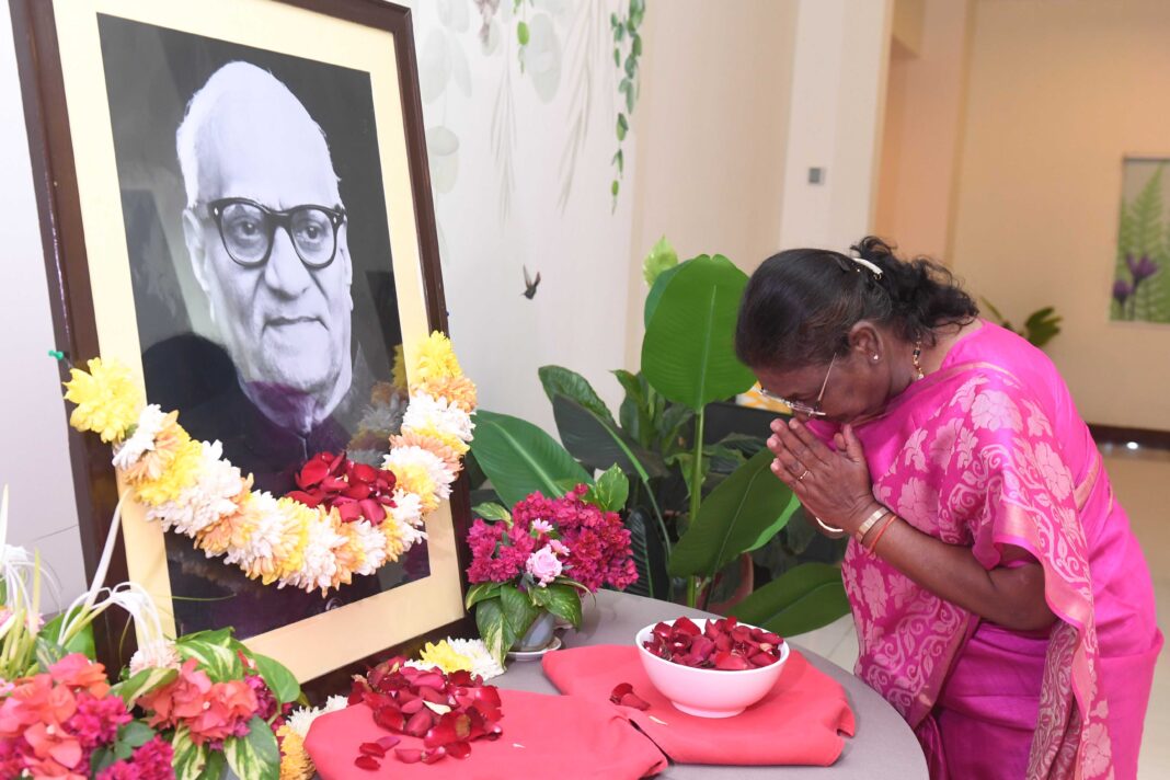 President of India pays floral tributes to Shri V.V. Giri on his birth anniversary President of India pays floral tributes to Shri V.V. Giri on his birth anniversary
