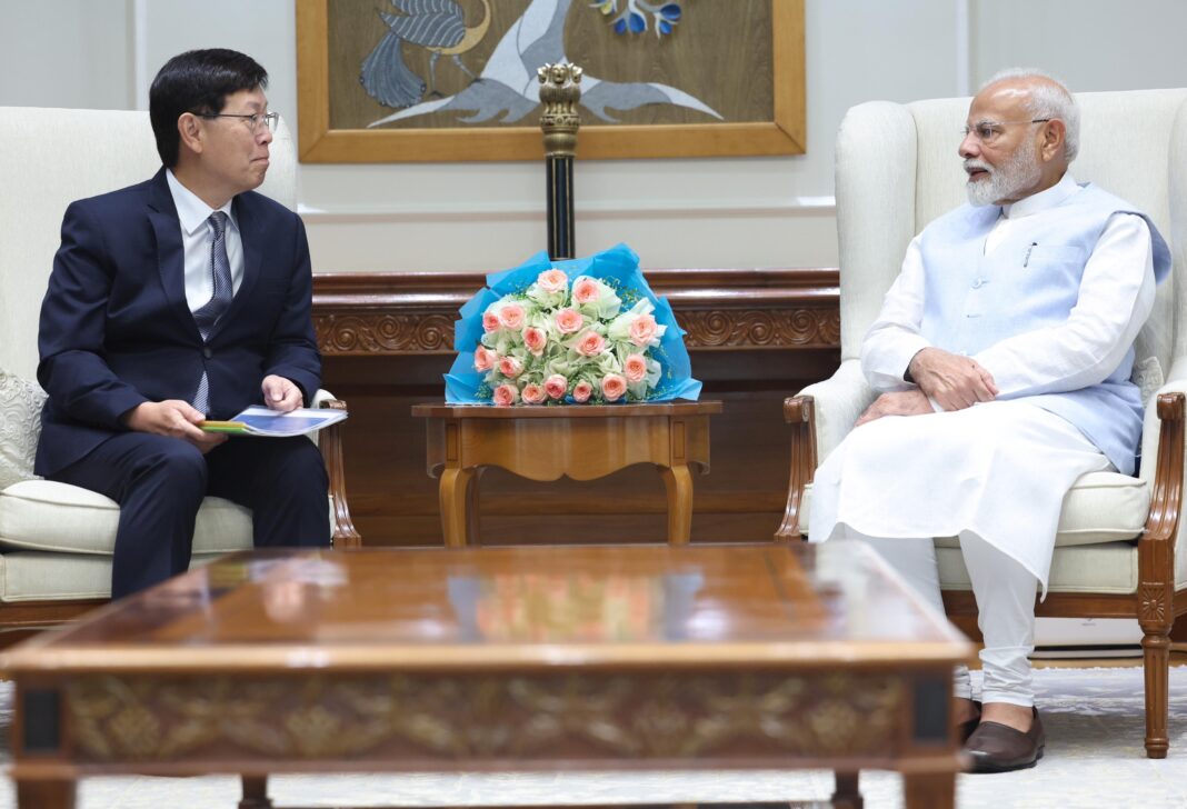 Prime Minister Shri Narendra Modi meets chairman of Foxconn, Mr. Young Liu Prime Minister Shri Narendra Modi meets chairman of Foxconn, Mr. Young Liu