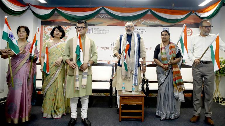 Shri Giriraj Singh and Shri Pabitra Margherita visit VIRAASAT exhibition at Handloom Haat, New Delhi Shri Giriraj Singh and Shri Pabitra Margherita visit VIRAASAT exhibition at Handloom Haat, New Delhi