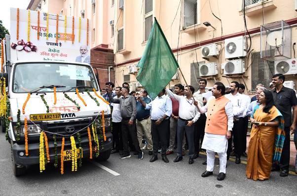 Food and Consumer Affairs Minister Shri Pralhad Joshi flags off mobile vans selling onion at Rs 35 per kg. Food and Consumer Affairs Minister Shri Pralhad Joshi flags off mobile vans selling onion at Rs 35 per kg.