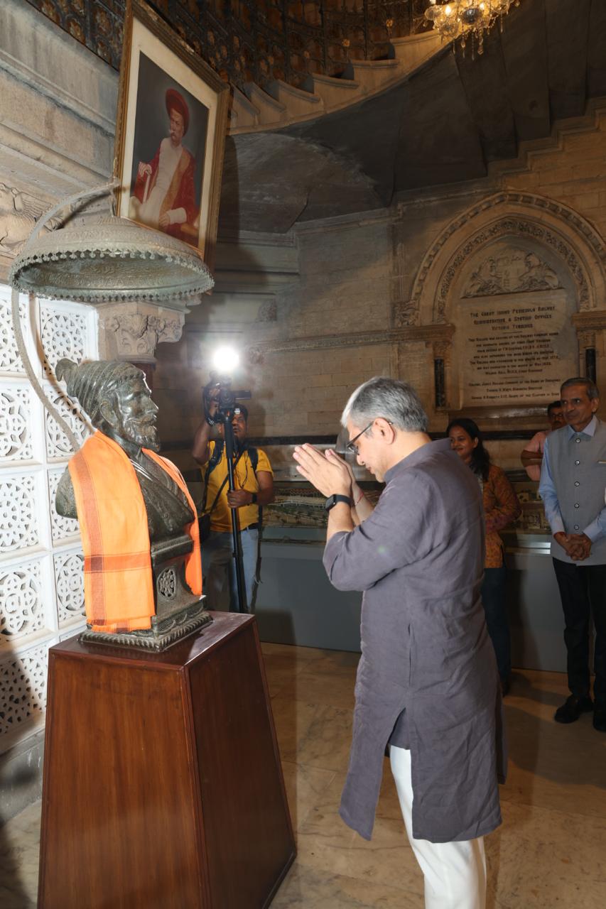 Shri Ashwini Vaishnaw, Hon’ble Minister of Railways pays tribute to Chhatrapati Shivaji Maharaj during his visit to CSMT Heritage building. Shri Ashwini Vaishnaw, Hon’ble Minister of Railways pays tribute to Chhatrapati Shivaji Maharaj during his visit to CSMT Heritage building.
