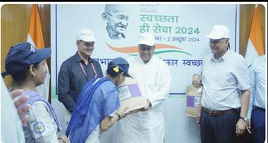 Dr. Sukanta Majumdar inaugurates Safai Mitra Suraksha Shivir by distributing Swachhata Kit Dr. Sukanta Majumdar inaugurates Safai Mitra Suraksha Shivir by distributing Swachhata Kit