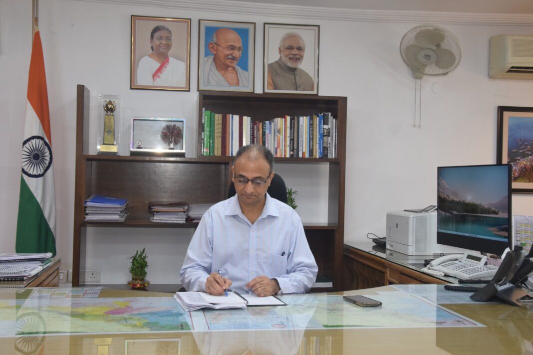 North Central Railway collected a total of 2050 tons of garbage by doing intensive cleaning of a total area of ​​60 lakh square meters during Swachhta Pakhwada North Central Railway collected a total of 2050 tons of garbage by doing intensive cleaning of a total area of ​​60 lakh square meters during Swachhta Pakhwada