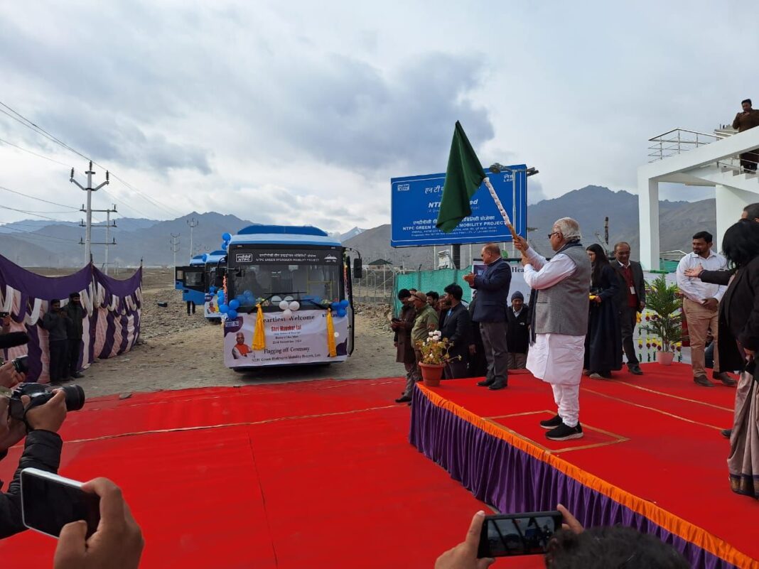 Shri Manohar Lal Flags Off NTPC’s Green Hydrogen Buses in Leh Shri Manohar Lal Flags Off NTPC’s Green Hydrogen Buses in Leh