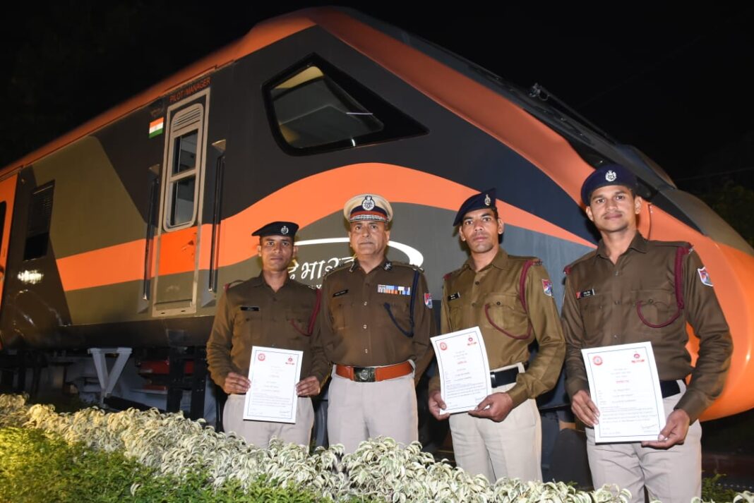 Ministry of Railways Heroes in Uniform: RPSF Bravehearts Honoured for Saving a Life at Rail Bhawan Ministry of Railways Heroes in Uniform: RPSF Bravehearts Honoured for Saving a Life at Rail Bhawan