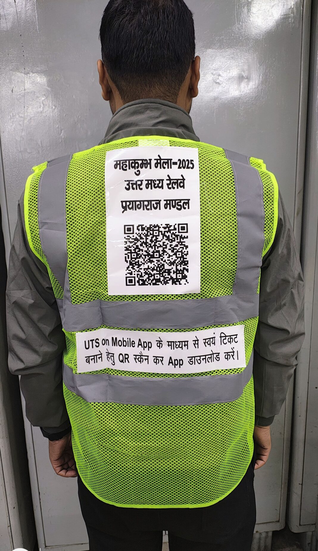 Divya, Bhavya, and Digital Mahakumbh 2025: Passengers to Book Tickets Using QR Codes on Railway Employees’ Jackets Divya, Bhavya, and Digital Mahakumbh 2025: Passengers to Book Tickets Using QR Codes on Railway Employees’ Jackets