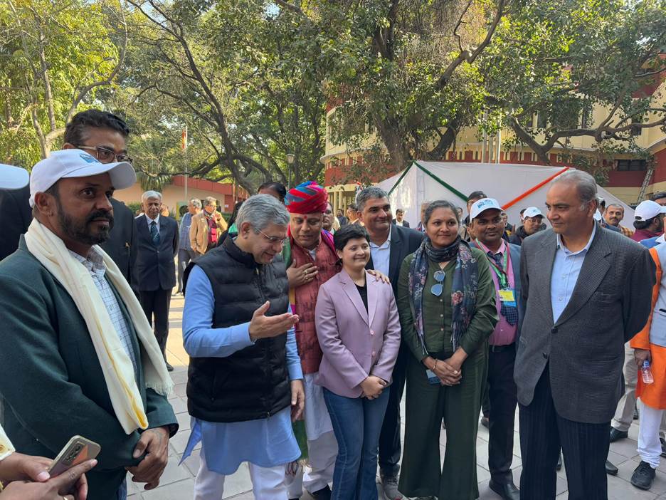 Union Minister Sh. Ashwini Vaishnaw interacts with special invitees of ‘Mann Ki Baat’ for the 76th Republic Day Parade Union Minister Sh. Ashwini Vaishnaw interacts with special invitees of ‘Mann Ki Baat’ for the 76th Republic Day Parade