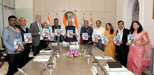 Defense Minister Shri Rajnath Singh released the first edition of the biennial Hindi magazine of the Ministry of Defense, ‘Sashakt Bharat’. Defense Minister Shri Rajnath Singh released the first edition of the biennial Hindi magazine of the Ministry of Defense, ‘Sashakt Bharat’.
