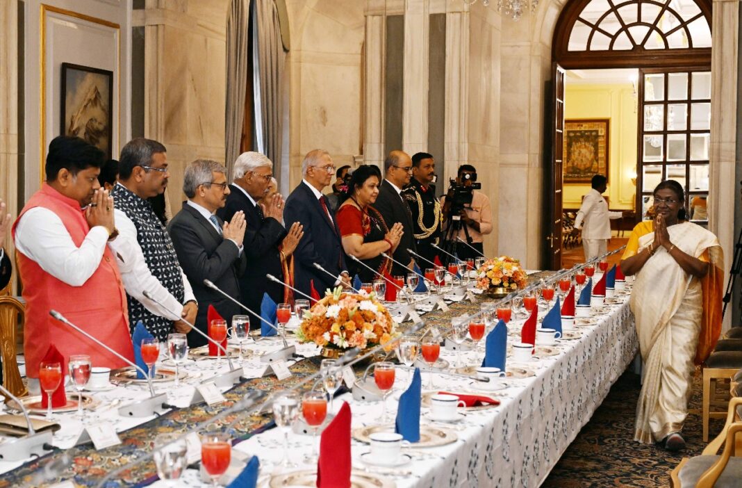 A group of alumni, eminent personalities and CSR contributors meet President of India A group of alumni, eminent personalities and CSR contributors meet President of India