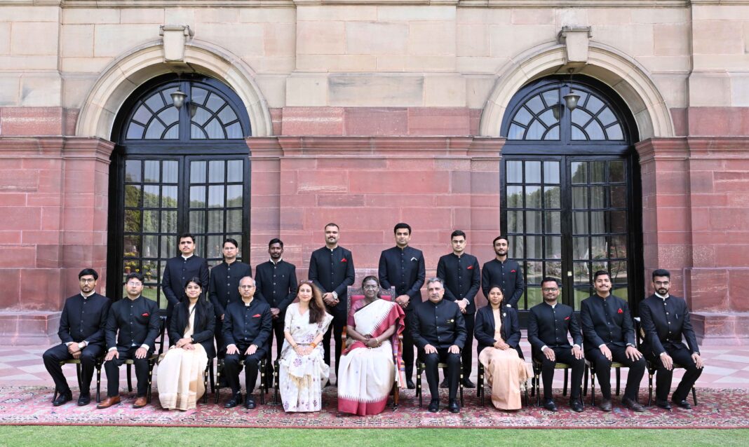 Officer Trainees of Indian Naval Material Management Service and Indian Naval Armament Service Call on the President Officer Trainees of Indian Naval Material Management Service and Indian Naval Armament Service Call on the President