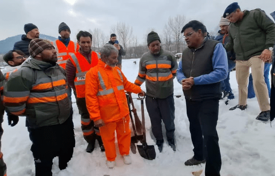 Northern Railway GM Inspects Srinagar–Katra Rail Section Amid Heavy Snowfall, Emphasises Staff Safety Northern Railway GM Inspects Srinagar–Katra Rail Section Amid Heavy Snowfall, Emphasises Staff Safety